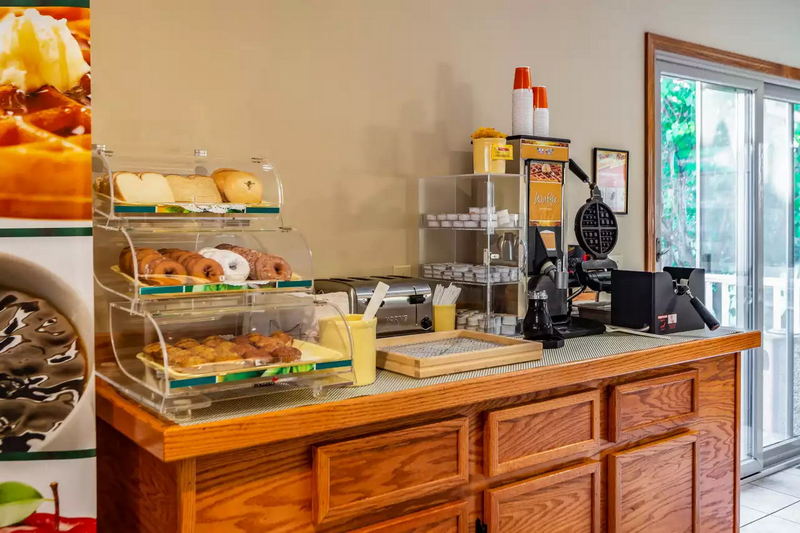 Quality Inn Lakefront (Heritage Inn Motel) - From Choice Motels Website (newer photo)